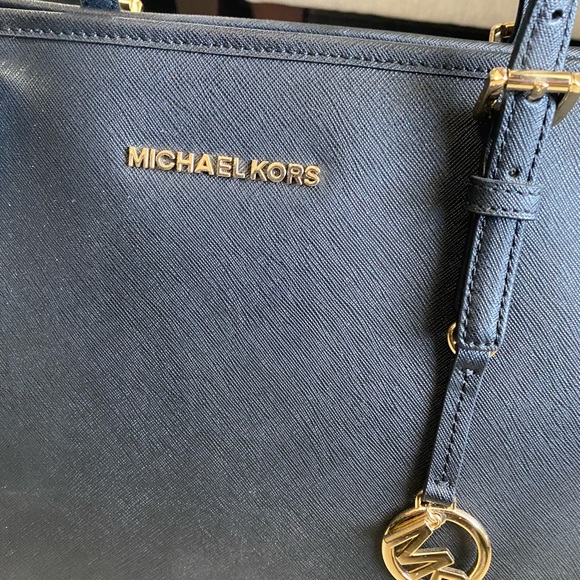 AUTHENTIC MICHAEL KORS PURSE - Picture 2 of 4